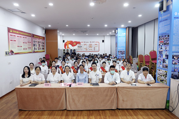 黨的二十大代表胡春華走進深圳怡康婦產醫院宣講黨的二十大精神，全院黨員、入黨積極分子、共青團員及醫院中高層管理人員、科室骨幹以及職工代表近100人參加。